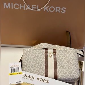 I’m selling this NEW belt bag because I thought that was a small bag